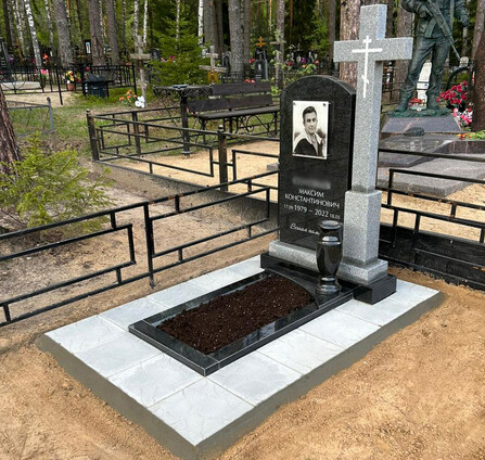 Комбинированный памятник из гранита.